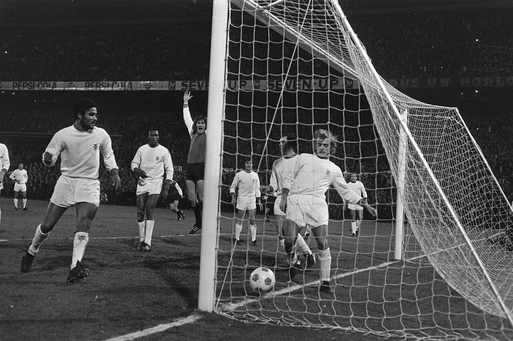 Feyenoord tegen Benfica 1-0, kwartfinale Europacup I ; Laseroms heeft 1-0 gescoord, links Eusebio, juichend Schoenmaker. Foto: Bert Verhoeff / Anefo, Nationaal Archief (CC0).
