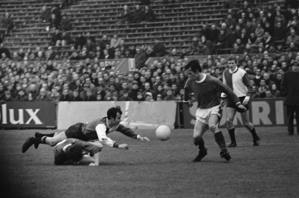 SVV tegen Feyenoord 3-4. Van Beek (SVV) op de grond voor Moulijn. Foto: Eric Koch / Anefo, Nationaal Archief (CC0).