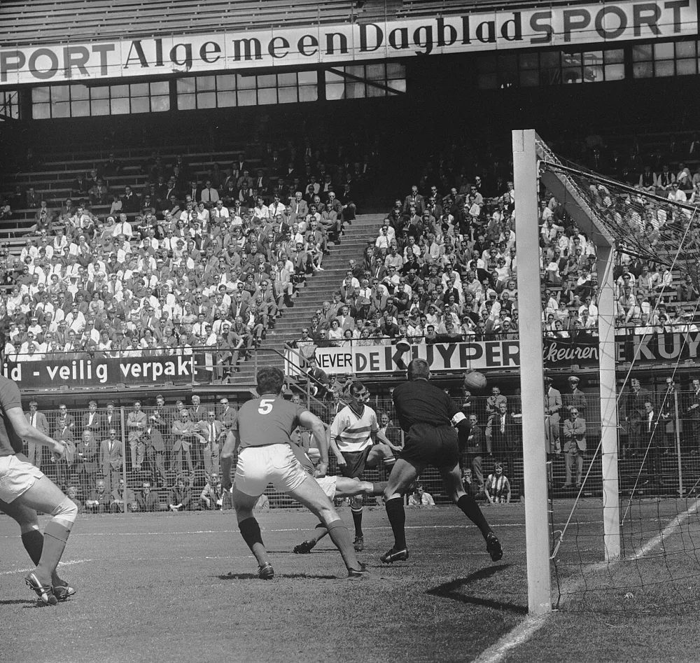 Moulijn is doorgebroken, Haenen, (nummer 5), keeper Korver en Toenaer (MVV). Foto: Jan Voets / Anefo, Nationaal Archief (CC0).