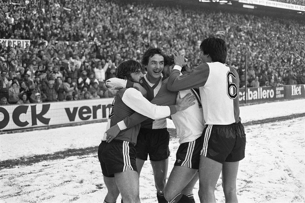 Feyenoord tegen Ajax 4-2, juichende Feyenoorders nadat R. Budding met strafschop 3-1 gescoord heeft, Peters (m) en aanvoerder Rene Notten. Foto: Marcel Antonisse / Anefo, Nationaal Archief (CC0).