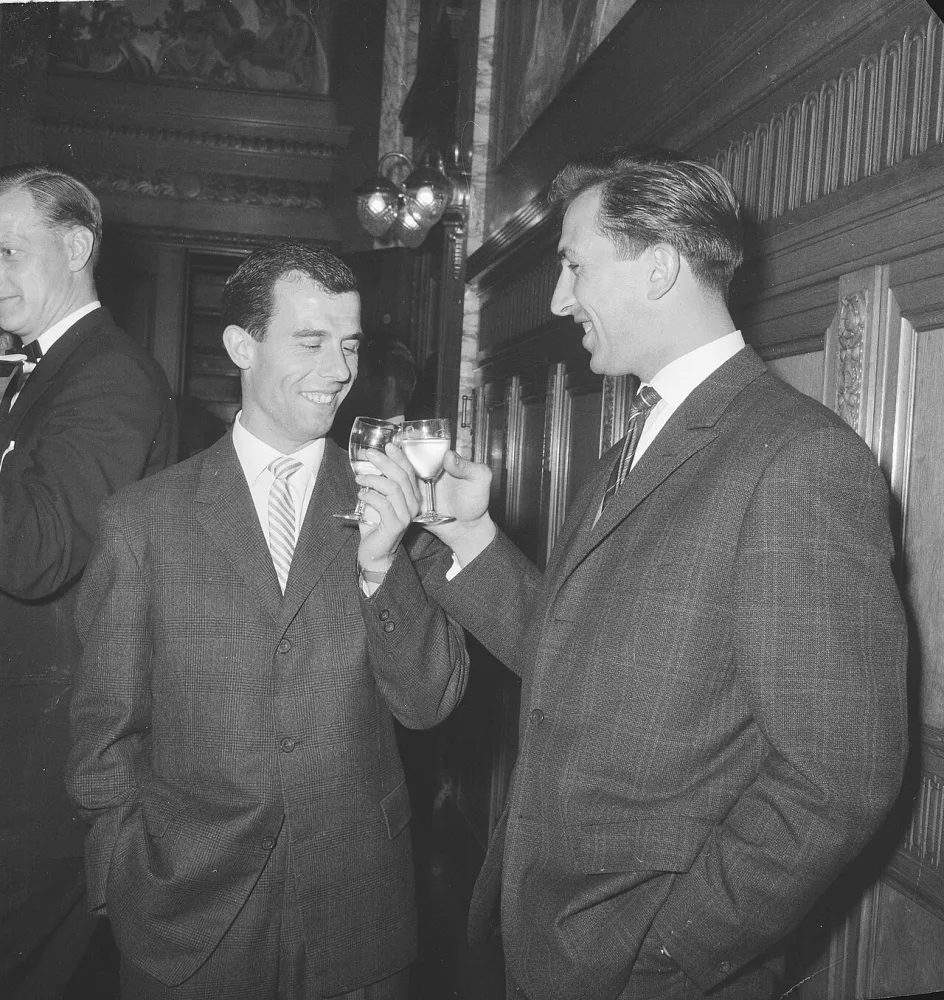Feyenoord op het gemeentehuis. Coen Moulijn en Eddy Pieters Graafland toosten. Foto: fotograaf onbekend / Anefo, Nationaal Archief (CC0).