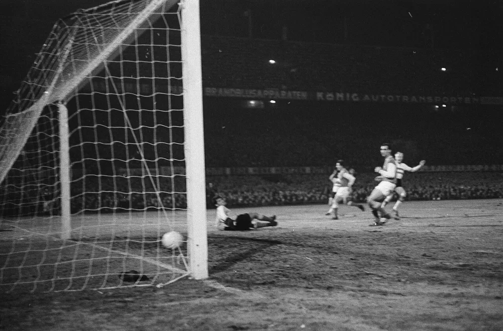 Europa Cup 1. Feyenoord tegen Reims 1-1. Op voorzet van Coen Moulijn scoort Kruiver (rechts). Keeper Barreau verslagen. Foto: Harry Pot / Anefo, Nationaal Archief (CC0).