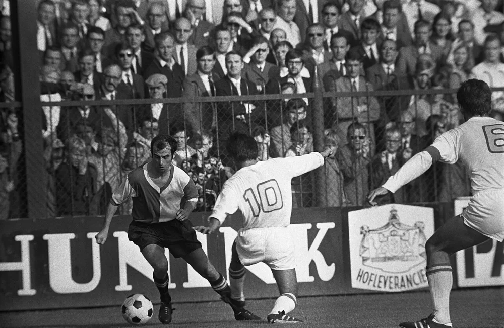 Go Ahead tegen Feyenoord 0-1. Coen Moulijn links en Van der Ley (nummer 10). Foto: Eric Koch / Anefo, Nationaal Archief (CC0).