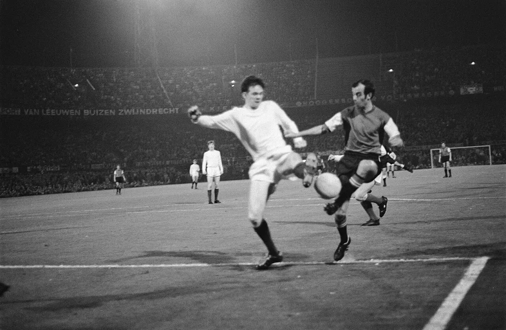 Europacup 1. Feyenoord tegen Reykjavik 4-0. C. Moulijn (rechts) in duel met Schram. Foto: Eric Koch / Anefo, Nationaal Archief (CC0).
