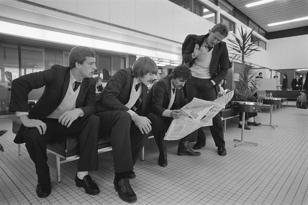 Van links naar rechts Pierre Vermeulen, Ivan Nielsen, André Stafleu en Richard Budding bekijken de krant. Foto: Rob C. Croes / Anefo, Nationaal Archief (CC0).