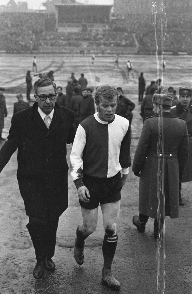 Vorwarts Berlin tegen Feyenoord 1-0 in Europa Cup I . Piet Romeijn verlaat veld met Feyenoord-dokter Abardanel. Foto: Joost Evers / Anefo, Nationaal Archief (CC0).
