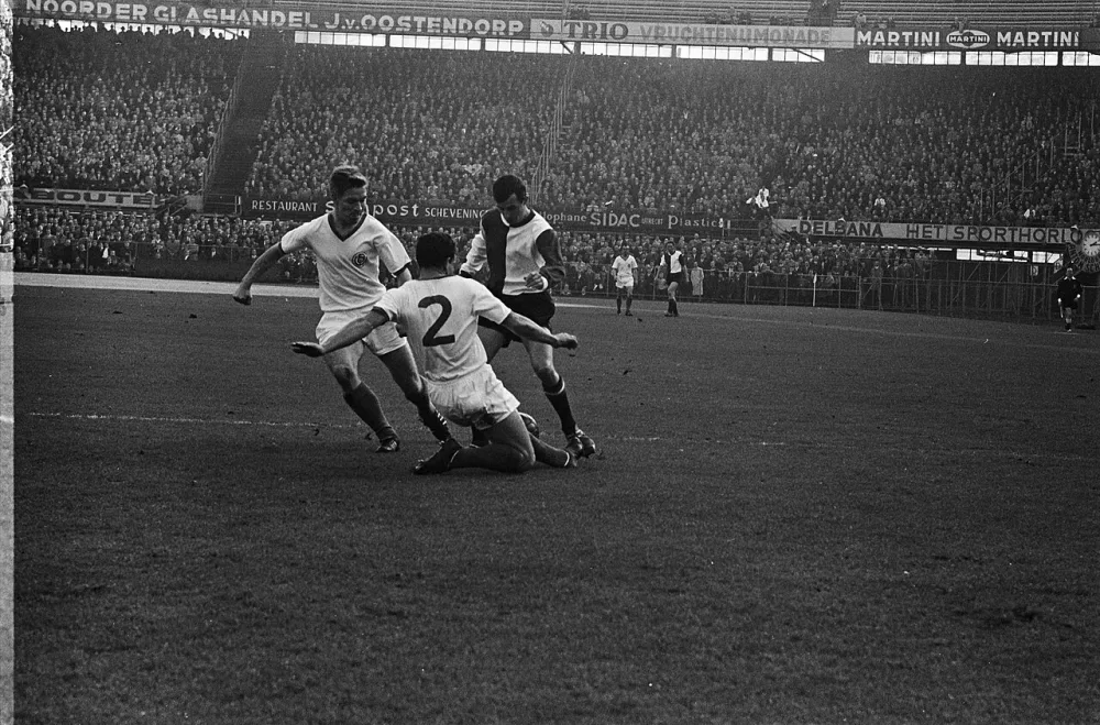 Feyenoord tegen Blauw-Wit 3-0. Coen Moulijn in felle strijd met Roye en Koers (Blauw-Wit) /. Foto: Winfried Walta / Anefo, Nationaal Archief (CC0).