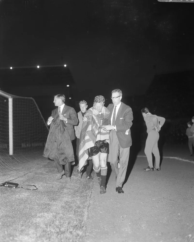 Ajax tegen Feyenoord 2-0, Hans Kraay geblesseerd, verlaat veld. Foto: Joop van Bilsen / Anefo, Nationaal Archief (CC0).