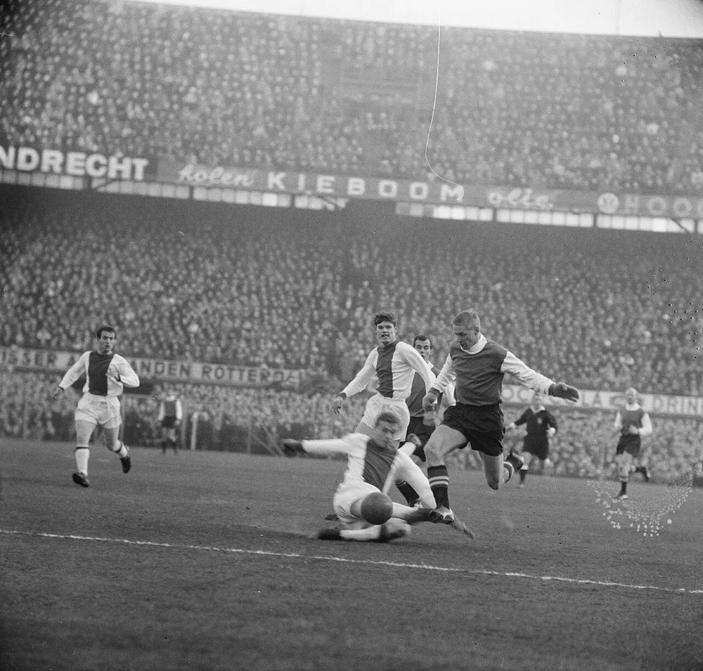 Duel Soetekouw (Ajax), boven hem Hulshof (Ajax) achter Moulijn en rechts Harry Bild. Foto: Jac. de Nijs / Anefo, Nationaal Archief (CC0).