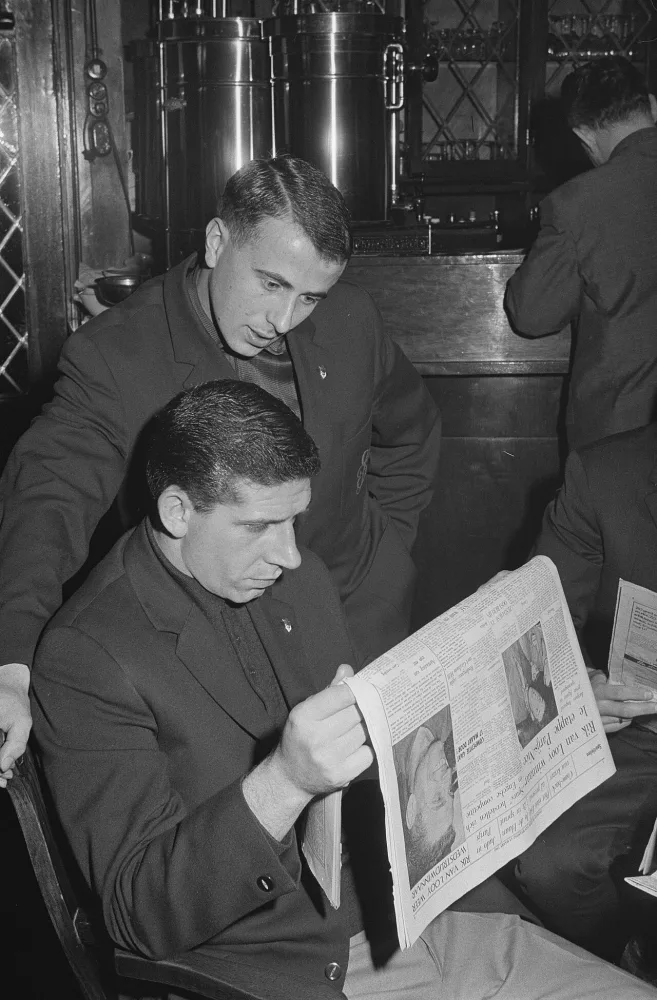 Feijenoord in Breda teruggetrokken, de spelers lezen de krant. Cor van der Gijp en Henk Schouten. Foto: Eric Koch / Anefo, Nationaal Archief (CC0).