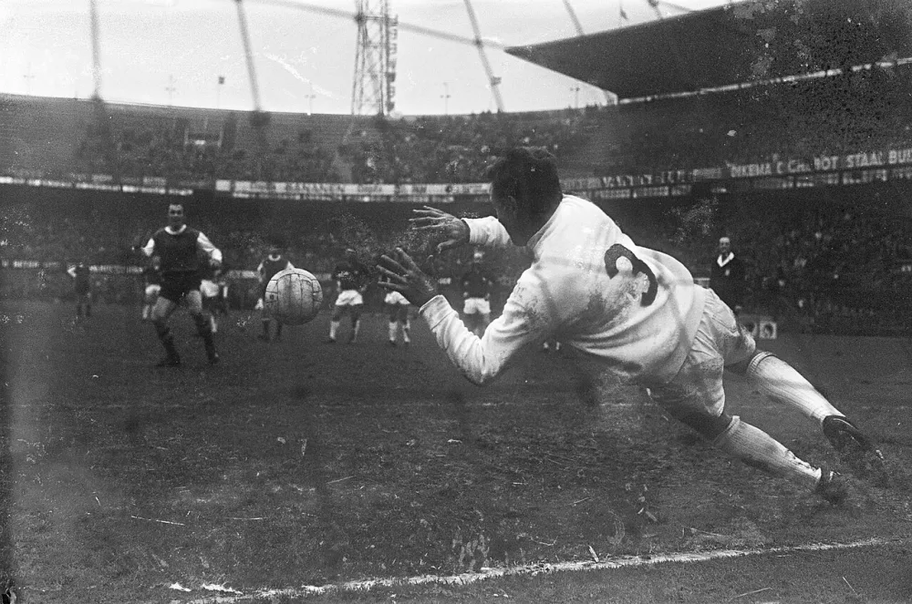 Feyenoord tegen NEC 2-0. Samardzic maakt penalty, keeper De Bree stopt. Foto: Eric Koch / Anefo, Nationaal Archief (CC0).