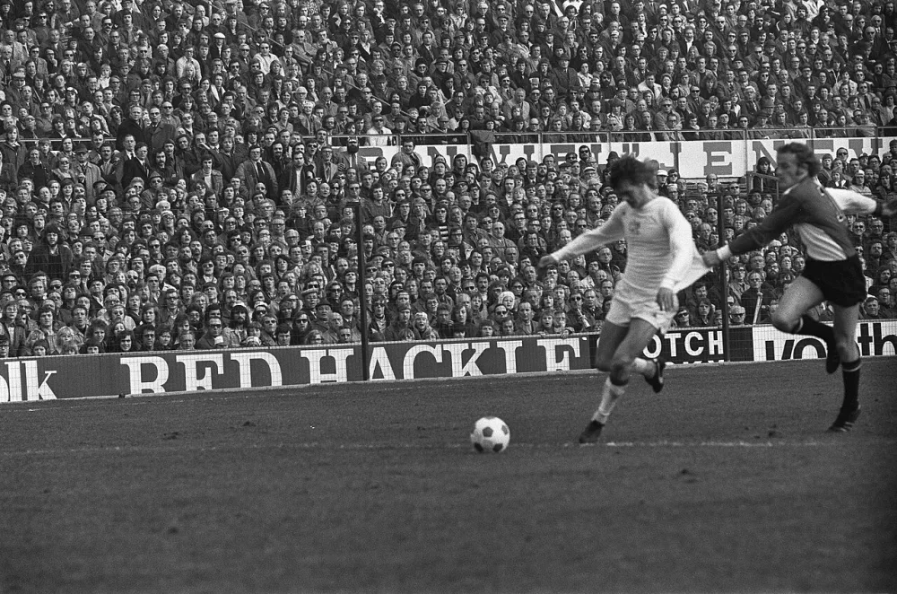 Harry Vos (rechts) houdt Rep vast: penalty. Foto: fotograaf onbekend / Anefo, Nationaal Archief (CC0).