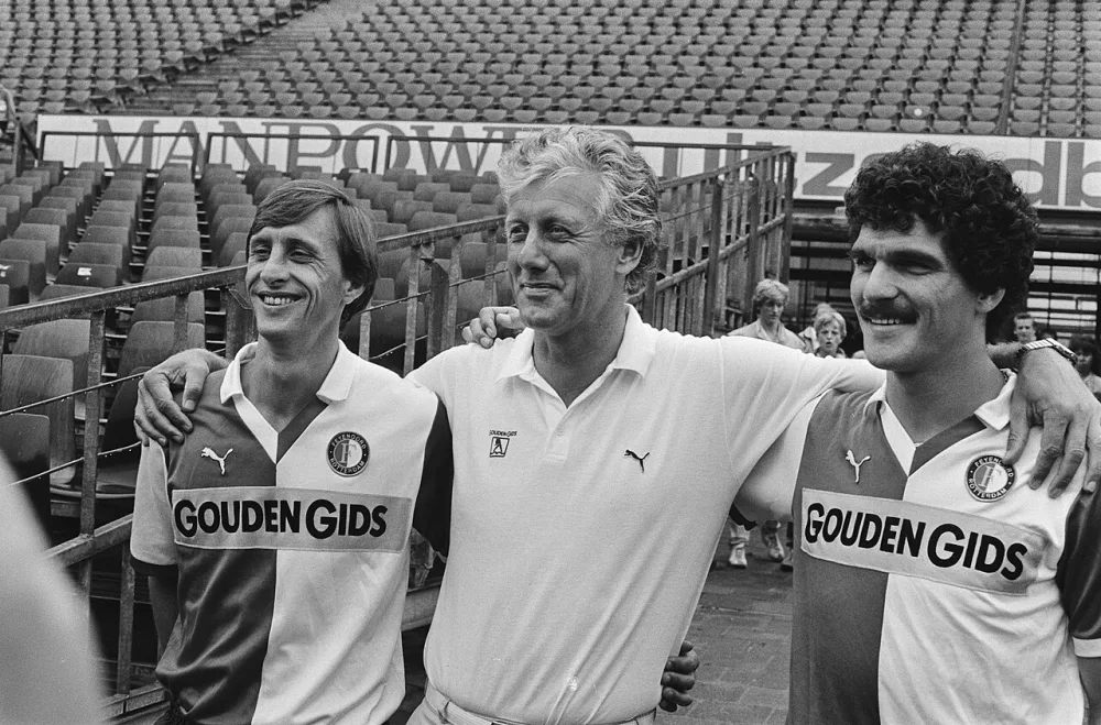 V.l.n.r. dhr. Johan Cruijff , trainer Thijs Libregts en dhr. Michel van de Korput. Foto: Rob Bogaerts / Anefo, Nationaal Archief (CC0).