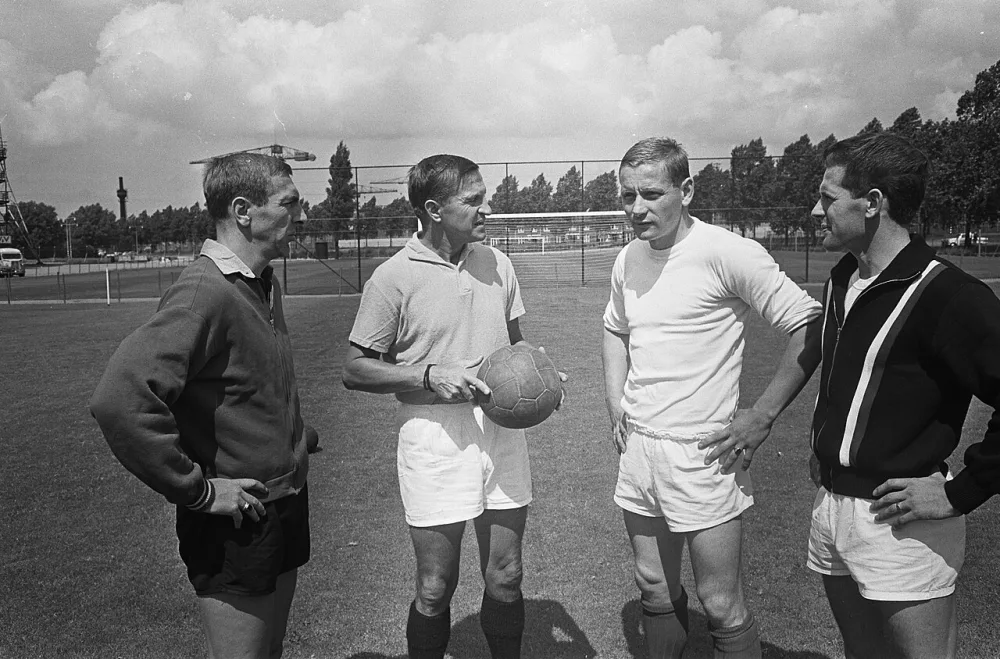 Training Feyenoord, de nieuwe aanwinsten v.l.n.r. Leyten [hulptrainer?], trainer Kment, Fransen en Weering. Foto: Eric Koch / Anefo, Nationaal Archief (CC0).