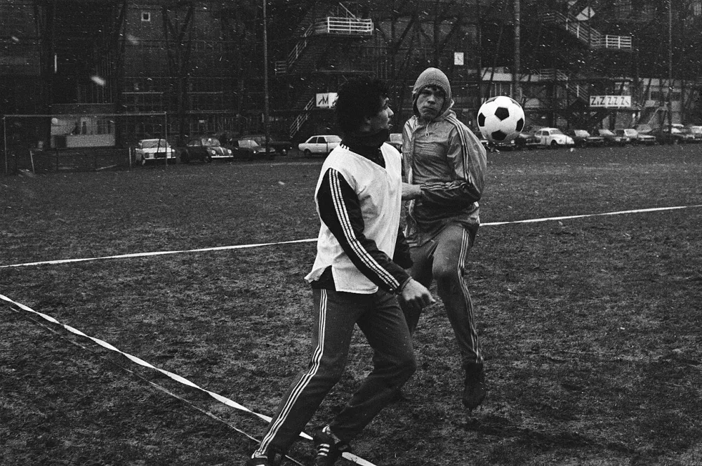 Training Feijenoord i.v.m. UEFA-wedstrijd tegen Espanol op acht december a.s.; Nico Jansen (l) met Van de Korput in de sneeuw. Foto: Hans Peters / Anefo, Nationaal Archief (CC0).