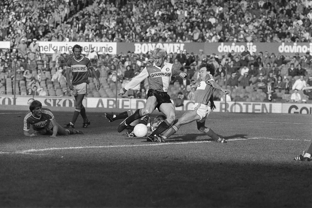 Spelmoment met in het midden André Hoekstra van Feyenoord. Foto: Marcel Antonisse / Anefo, Nationaal Archief (CC0).