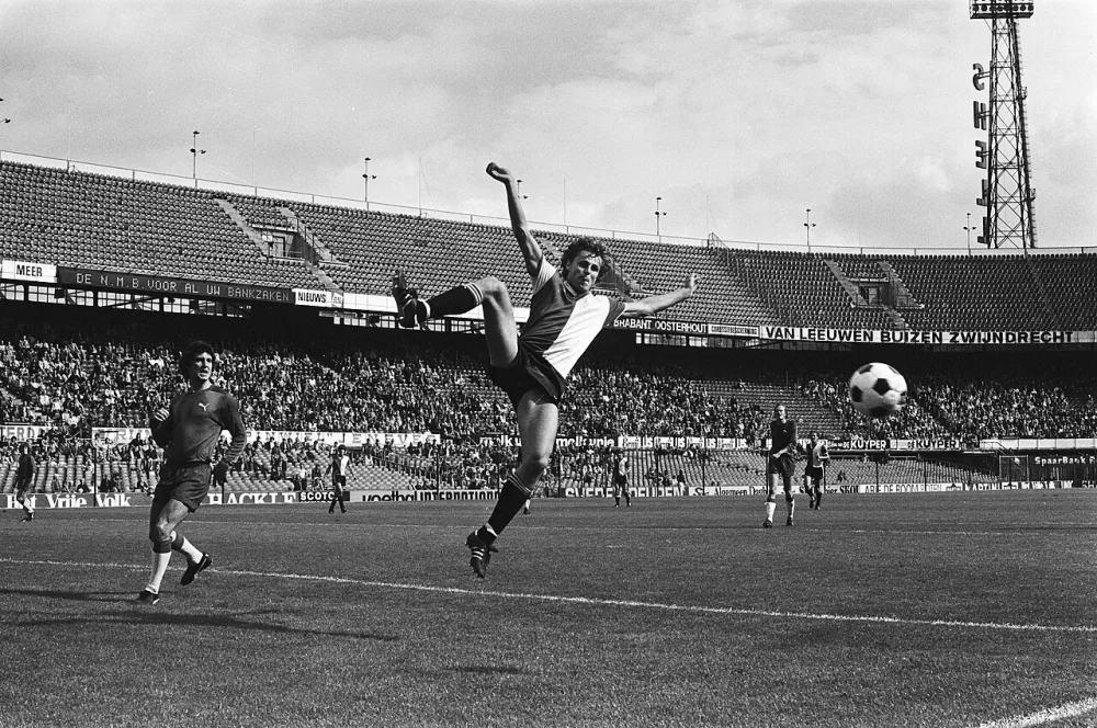 Feyenoord tegen Haarlem 5-0, Peter Houtman mist voorzet. Foto: Rob C. Croes / Anefo, Nationaal Archief (CC0).