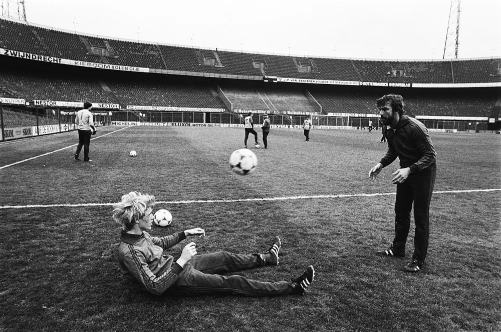 Training Feyenoord i.v.m. wedstrijd tegen Dynamo Tiflis woensdag, Europacup-II, Rene Notten met Peter Petursson. Foto: Hans van Dijk / Anefo, Nationaal Archief (CC0).