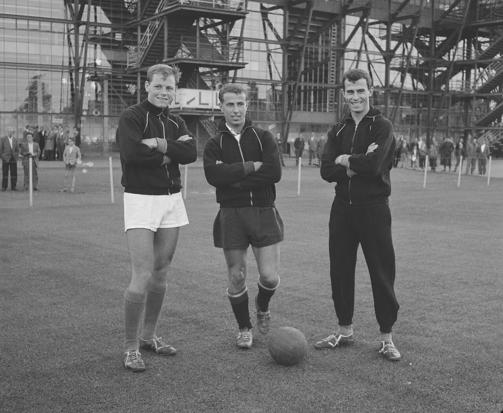Eerste training van Feyenoord. Gerard 'Pummie' Bergholtz, Frans Bouwmeester en Coen Moulijn. Foto: Henk Lindeboom / Anefo, Nationaal Archief (CC0).