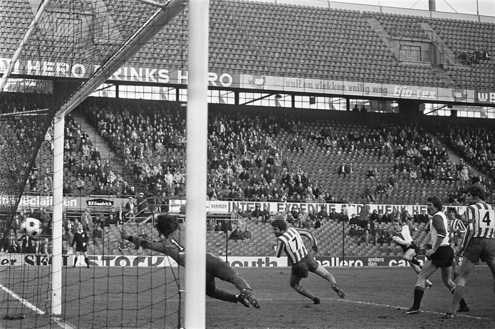 Feijenoord tegen Eindhoven 1-1; Vreijsen (2e van rechts) scoort, vlnr. keeper Adjanski, Warnaar, Kreuz en [?]. Foto: fotograaf onbekend / Anefo, Nationaal Archief (CC0).
