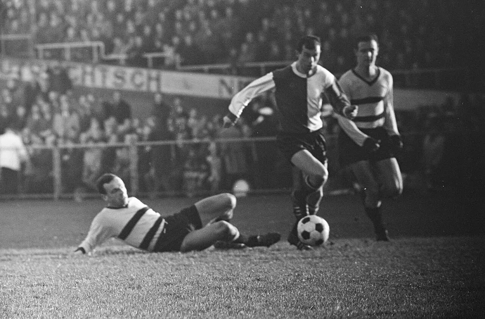 DOS tegen Feyenoord 3-1, Coen Moulijn is achterhoede van DOS te vlug af. Foto: Eric Koch / Anefo, Nationaal Archief (CC0).