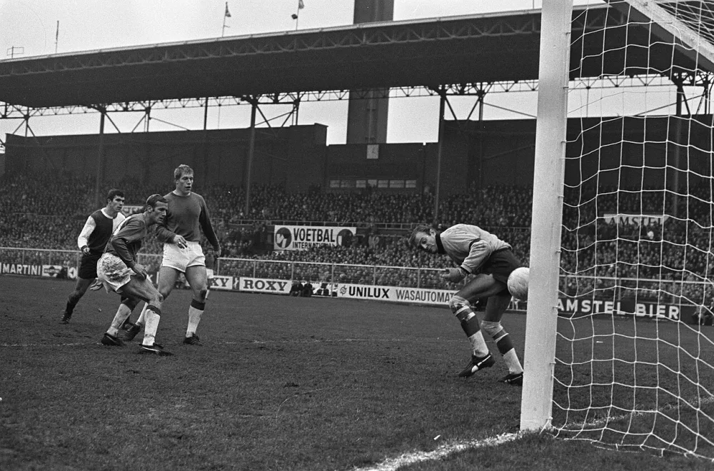 Ajax-Feijenoord 0-1 keeper Bals laat bal, geschoten door Henk Wery, door handen glippen: 1-0 voor Feijenoord. Foto: Ron Kroon / Anefo, Nationaal Archief (CC0).