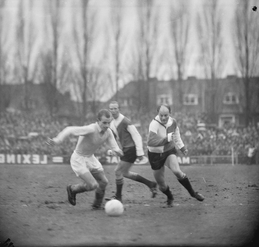 NAC tegen Feyenoord 1-0, v.l.n.r. Bergholz, H. Groot en R. Mul (NAC). Foto: Jac. de Nijs / Anefo, Nationaal Archief (CC0).
