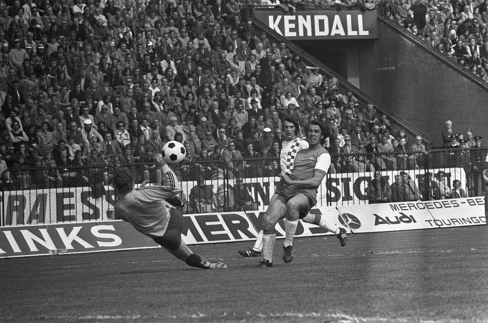 NEC tegen Feyenoord 0-2, Peter Ressel (rechts) scoort, NEC-verdediger Ad Mellaard kijkt toe. links keeper Harry Schellekens. Foto: Rob Mieremet / Anefo, Nationaal Archief (CC0).