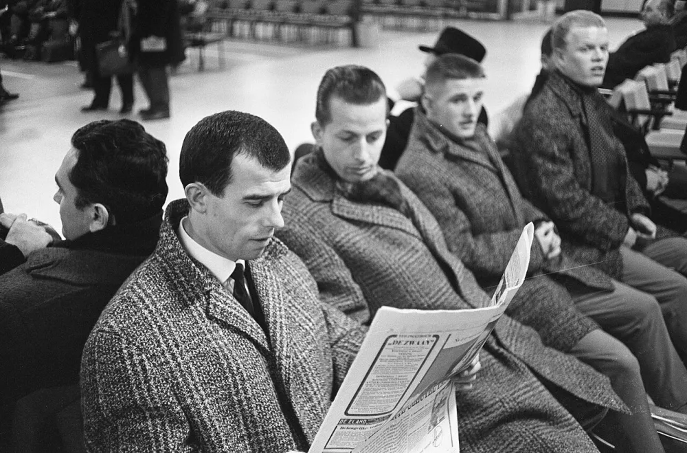 Feijenoord naar Zuid-Frankrijk vertrokken, in de wachtkamer, vlnr. Moulijn, Schouten, Hordijk , Romeyn. Foto: Harry Pot / Anefo, Nationaal Archief (CC0).