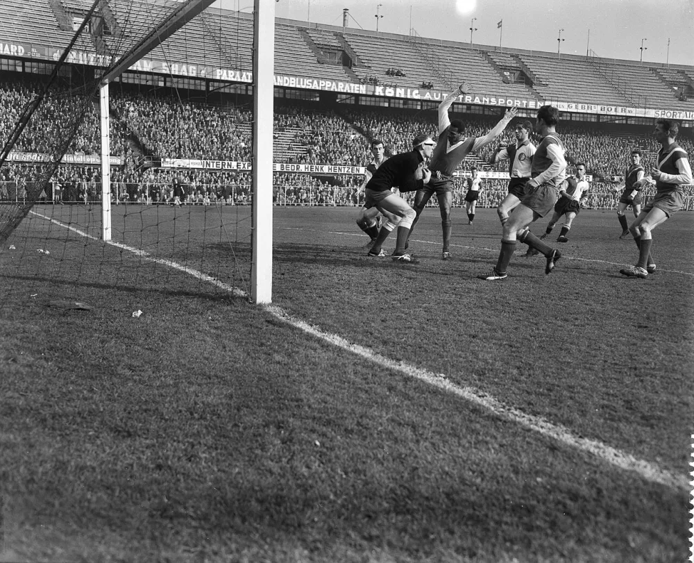 Feyenoord tegen Elinkwijk 3-1, v.l.n.r. Moulijn, Volder (doelman Elinkwijk), Mijnals (Elinkwijk), Schouten (Elinkwijk), Van der Gijp, Gademans en Bouwmeester. Foto: Herbert Behrens / Anefo, Nationaal Archief (CC0).