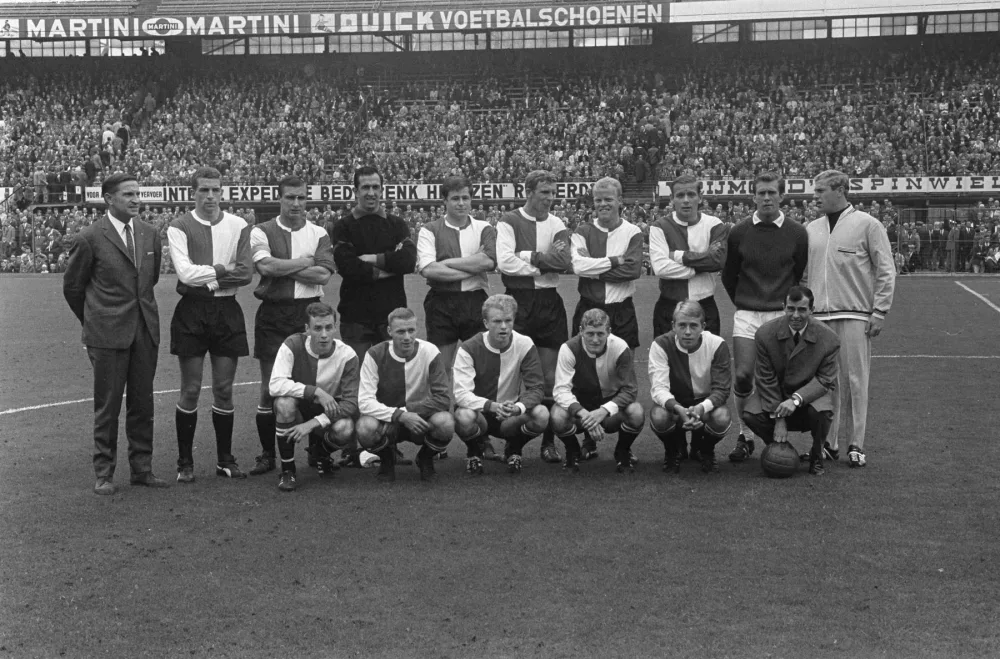 Elftal van Feijenoord na de 1-0 tegen Sittardia, 25 september 1966. De archiefbeschrijving noemt de spelers in de foto. Foto: fotograaf onbekend / Anefo, Nationaal Archief (CC0).