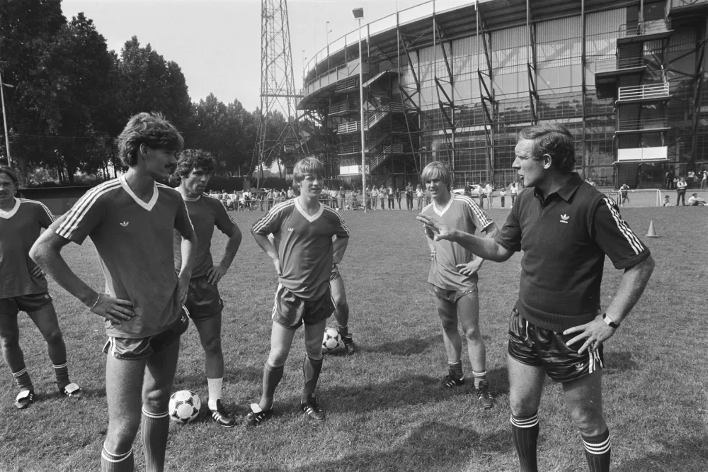 Training Feyenoord, 29 juli 1982. Op de foto: Sjaak Troost, Willem van Hanegem, Mario Been, Johnny Jacobsen en trainer Hans Kraay. Foto: Hans van Dijk / Anefo, Nationaal Archief (CC0).