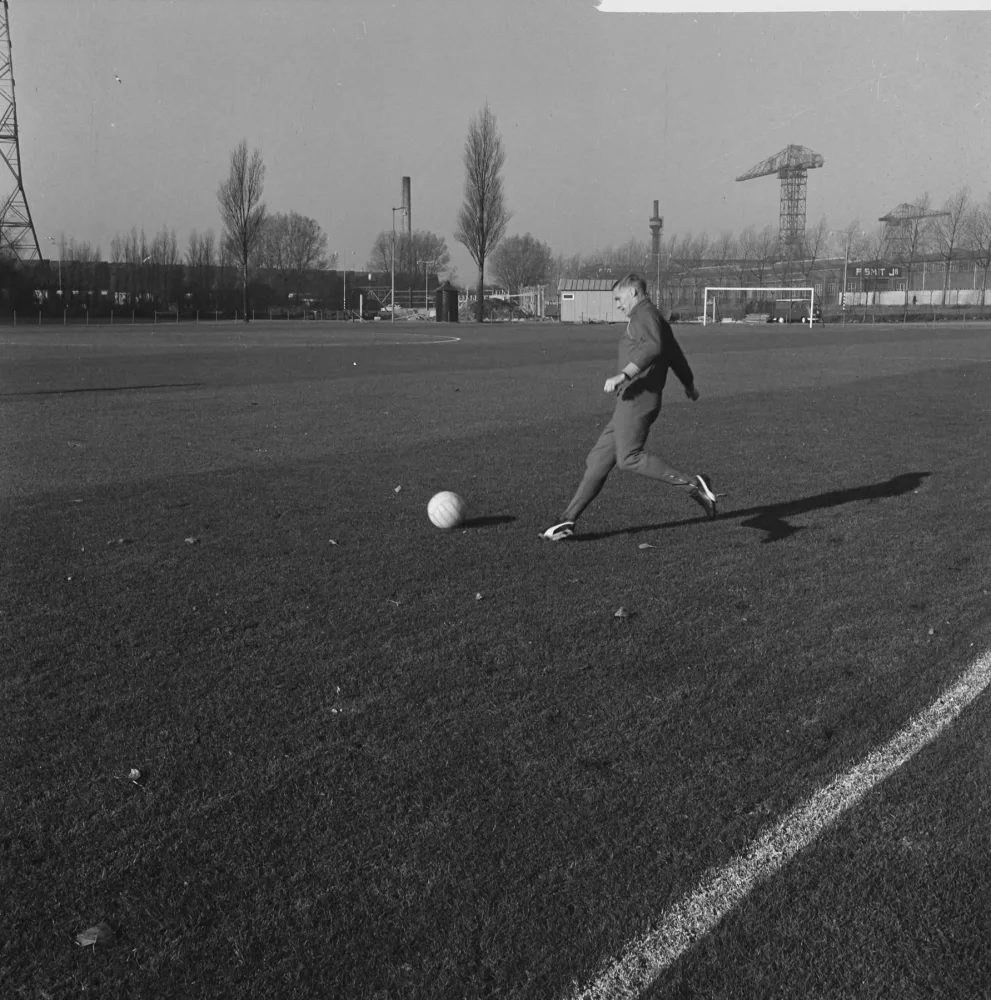 Harry Bild tijdens training bij Feyenoord, Rotterdam, 6 november 1965. Foto: Jan Voets / Anefo, Nationaal Archief (CC0). Record: https://hdl.handle.net/10648/aacc2d26-d0b4-102d-bcf8-003048976d84