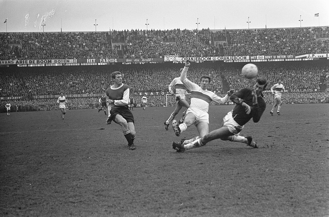 Feyenoord tegen ADO 1-0, Jansen (l) lost schot, rechts keeper Thie (ADO). Foto: Pieter Jongerhuis / Anefo, Nationaal Archief (CC0).