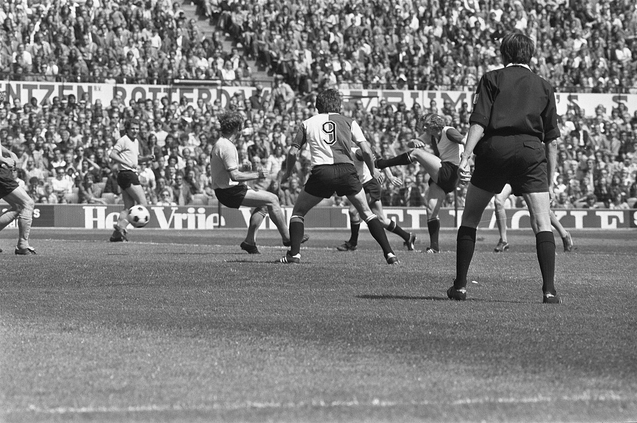 Feyenoord tegen Roda JC 3-0, Wim Jansen scoort. Foto: Rob Bogaerts / Anefo, Nationaal Archief (CC0).