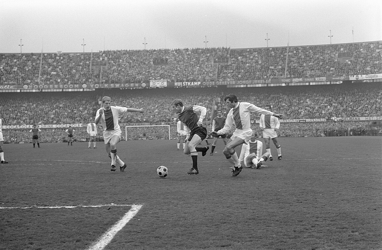 Feijenoord tegen Ajax 1-1 Wim Jansen (midden) tussen links Suurbier en rechts Pronk, en scoort. Foto: Rob Mieremet / Anefo, Nationaal Archief (CC0).