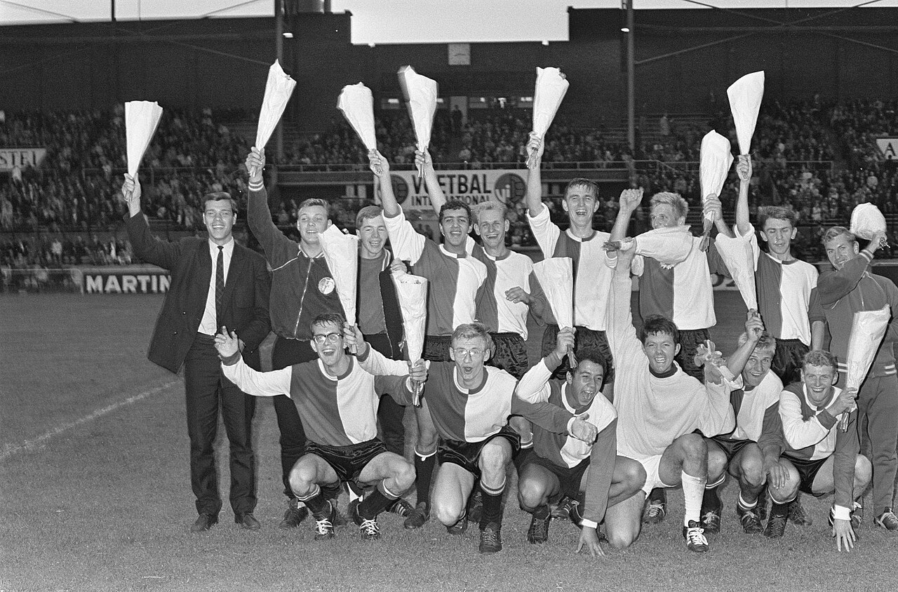 Feyenoord-jeugd kampioen van Nederland, Het jeugdelftal van Feyenoord, na de winst op DWS (1-4). Foto: Jac. de / Anefo, Nationaal Archief (CC0).