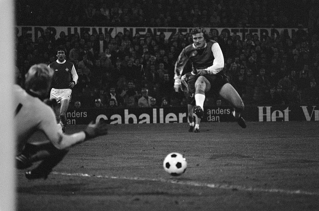 Feijenoord tegen Kaiserslautern (Europacup III); Wim Jansen scoort eerste doelpunt. Foto: Hans Peters / Anefo, Nationaal Archief (CC0).