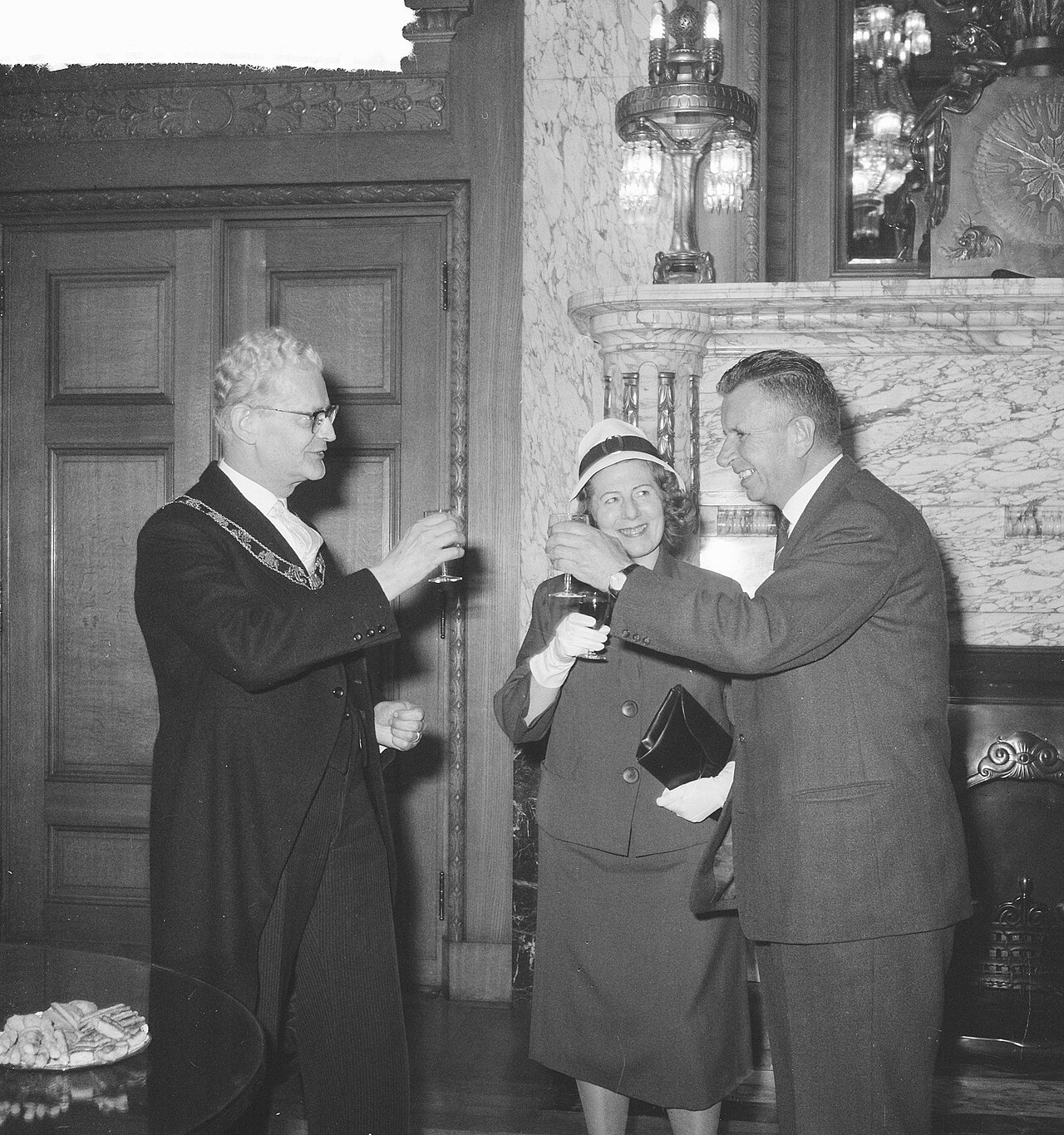 Ontvangst op het stadhuis na de landstitel: loco-burgemeester Schilthuis toost met voorzitter Cor Kieboom, 31 mei 1961. Foto: Eric Koch / Anefo, Nationaal Archief (CC0)